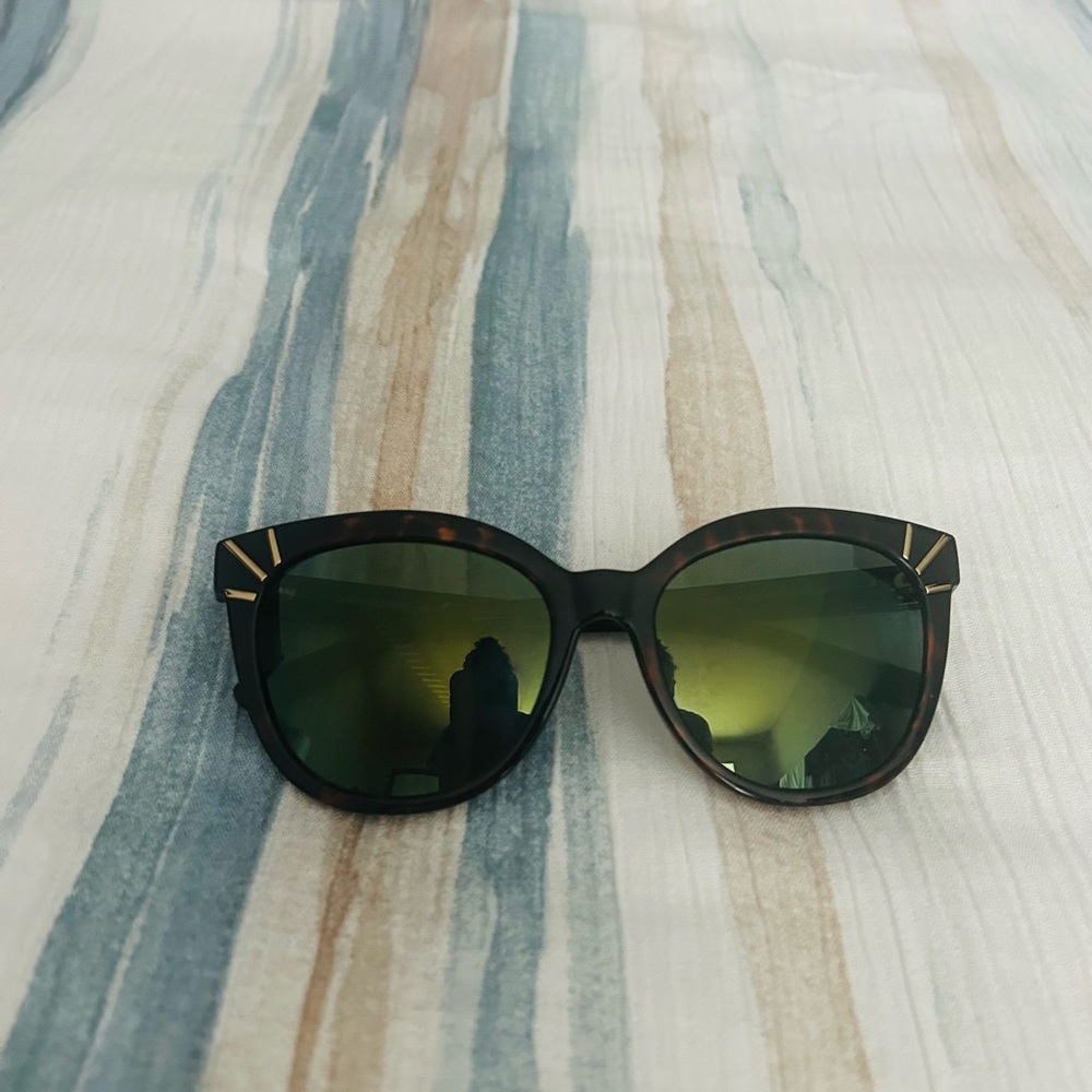 Tory Burch - Stylish Tortoiseshell Sunglasses with Green Lenses